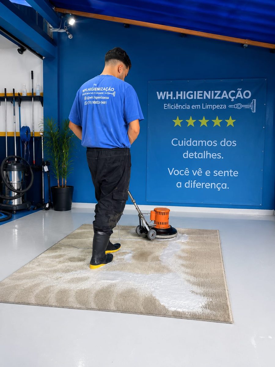 Técnico da WH.igienização higienizando tapete com máquina de extração profissional