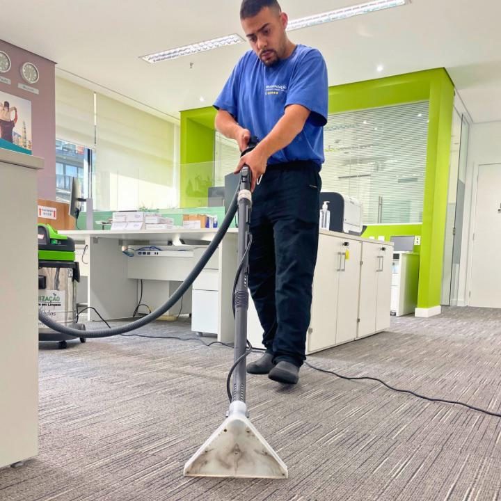 Higienização de carpete empresarial com máquina profissional