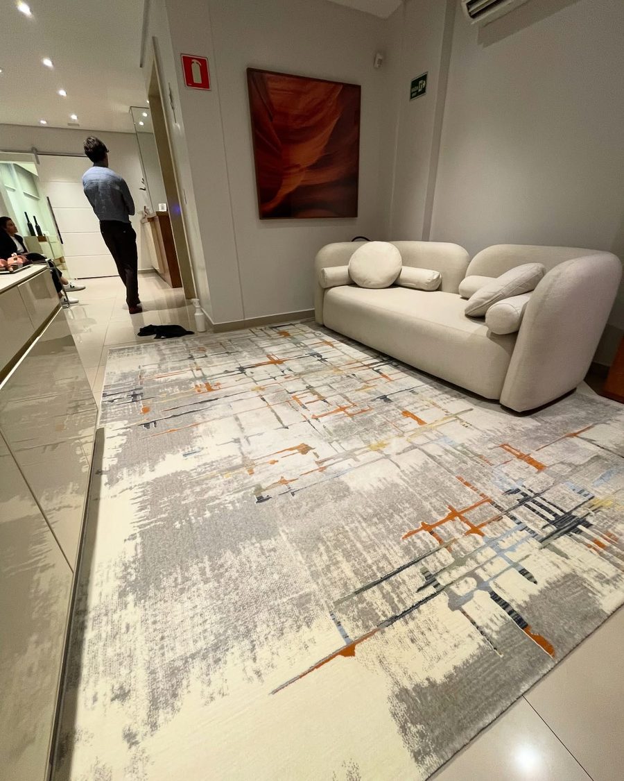 Tapete grande higienizado em sala de estar