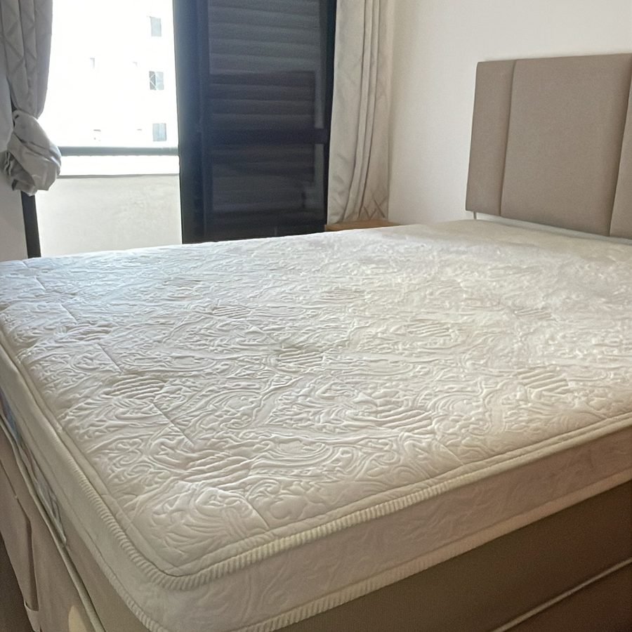 Colchão higienizado em quarto