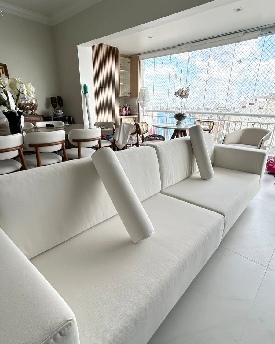Sofá branco higienizado em apartamento em São Paulo