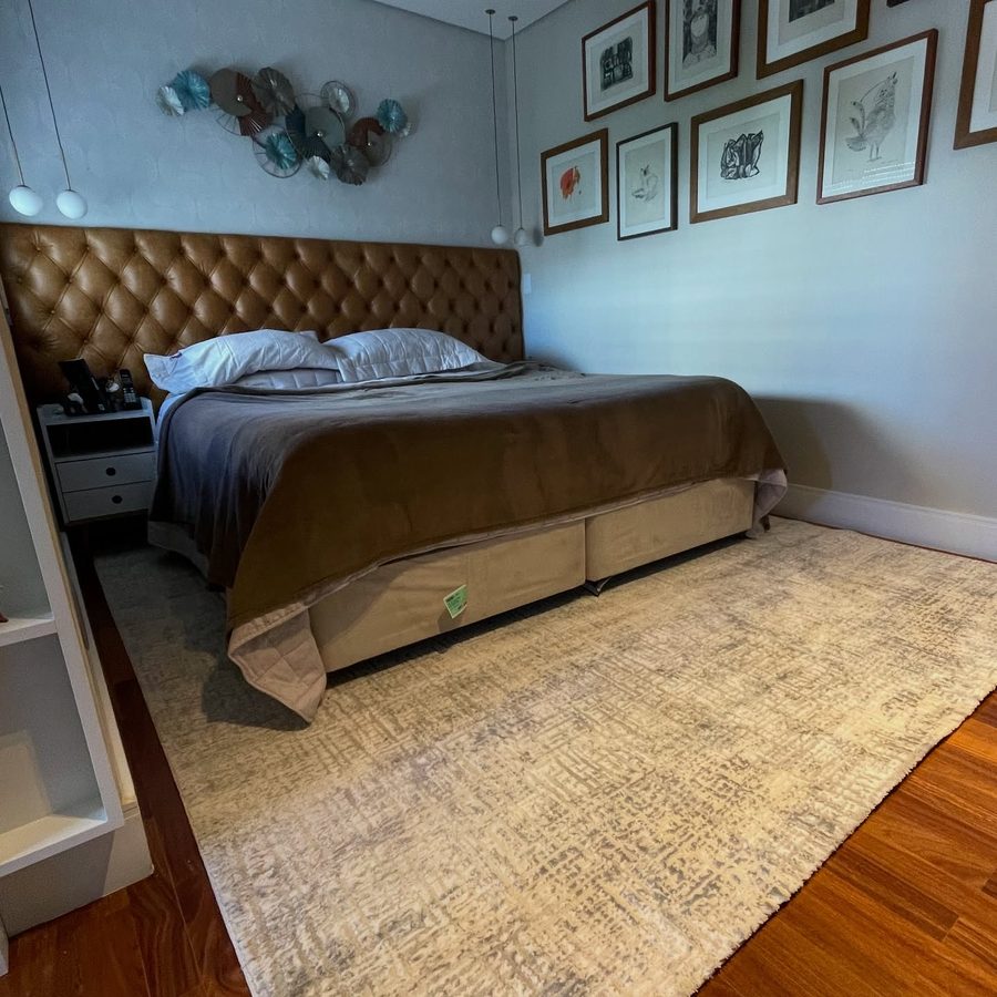 Cabeceira e cama higienizadas em quarto de casal